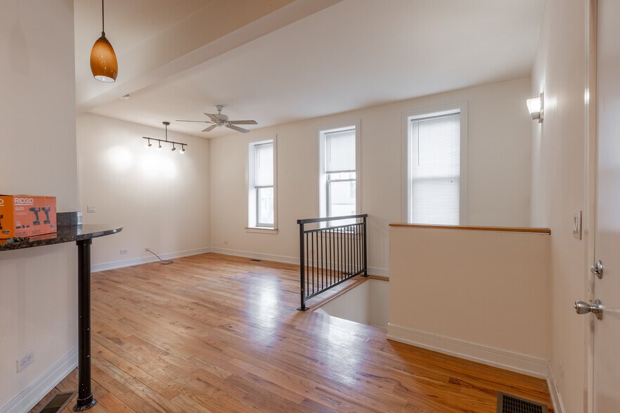 Building Photo - 2835 N Damen Ave