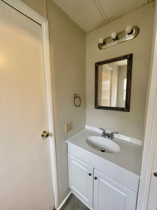 Building Photo - Must see this adorable 3 bedroom 1.5 bath ...