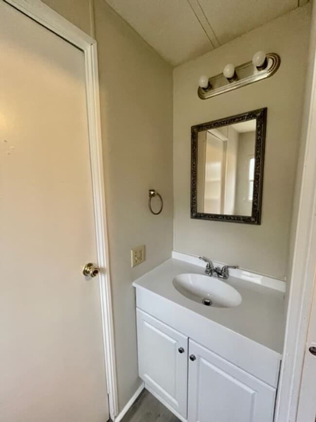 Building Photo - Must see this adorable 3 bedroom 1.5 bath Moble Home located it Dallas