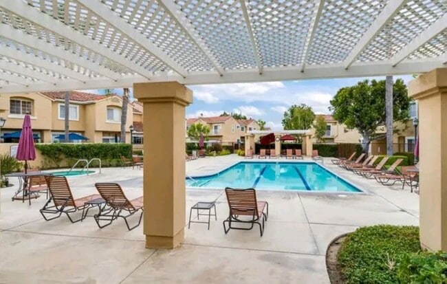 Building Photo - Dual Master Two Bedroom Townhouse in Gated...