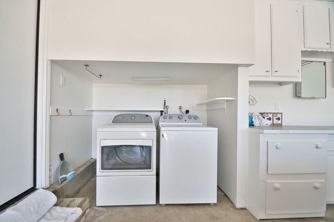 Building Photo - 4 Bed 2.5 Bath Home in Hermosa Beach For L...