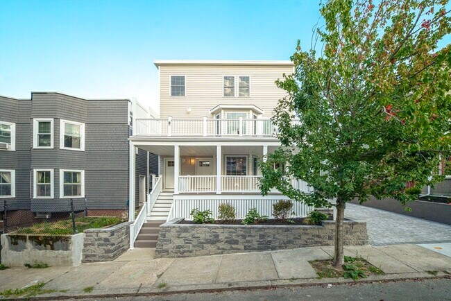 Primary Photo - 17 Bond St