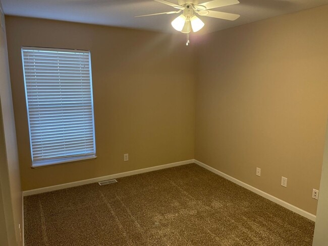 Building Photo - 4 bed/ 3 1/2 bath