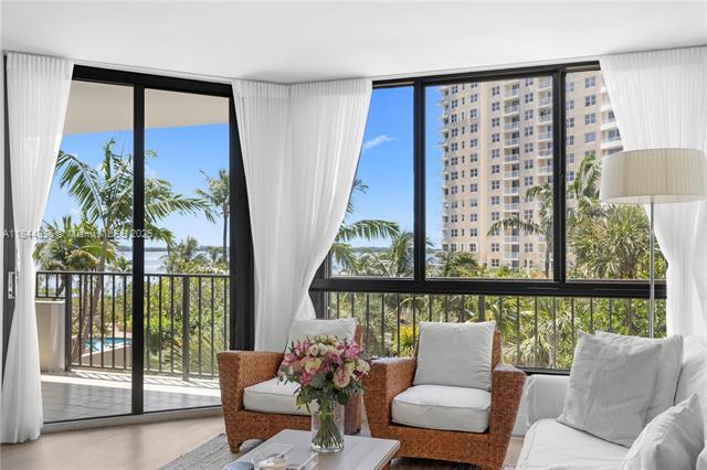Building Photo - 520 Brickell Key Dr