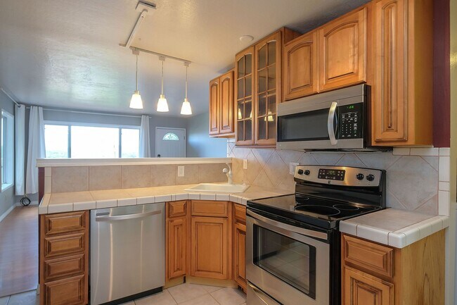 Building Photo - Updated 2 Bedroom, 1 Bathroom Condominium With Stunning Views.