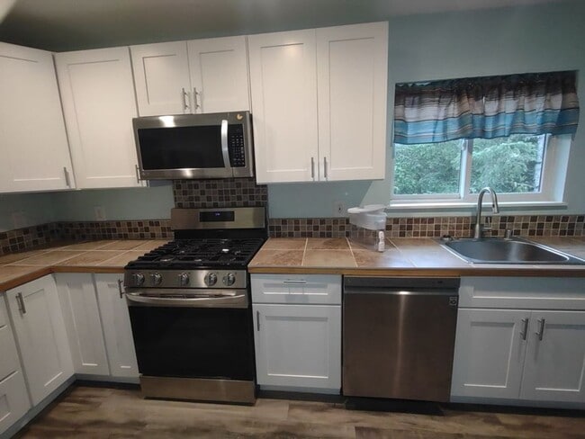 Building Photo - Studio Apt in Private Setting