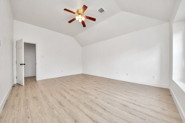 Building Photo - Spacious 4-Bedroom Home with Private Office & Room for Everyone!
