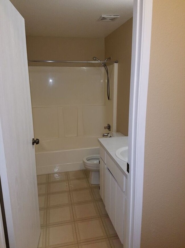 Building Photo - Wonderful 3 Bedroom Duplex in Puyallup!