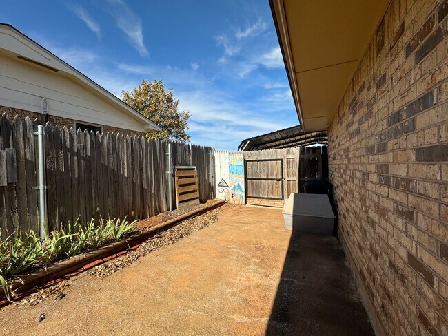 Building Photo - Single Family home