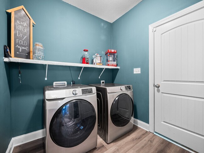 Building Photo - 239 Sailor St