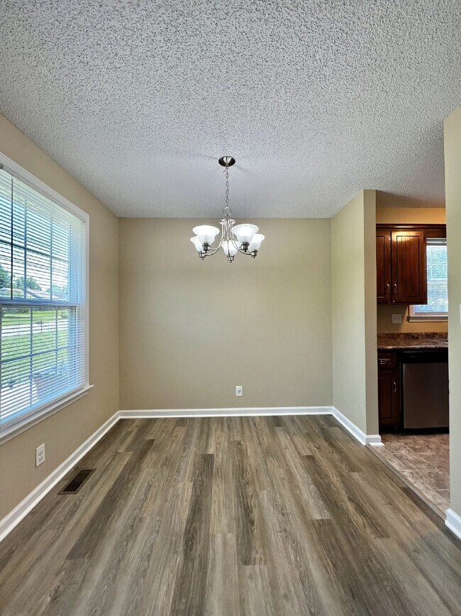 Building Photo - 562 Jacquie Dr