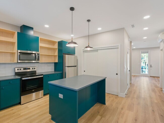 Building Photo - 3bed/2.5 Bath Duplex Unit New Construction...