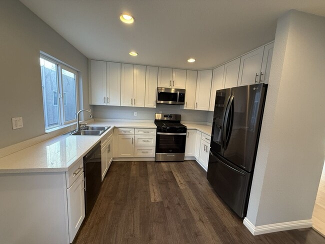Building Photo - Bright & Updated 2BR Townhome Across from Fremont Park