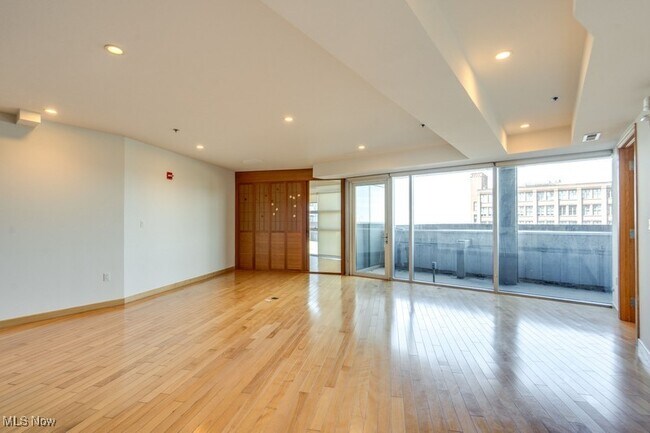 Building Photo - 701 W Lakeside Ave
