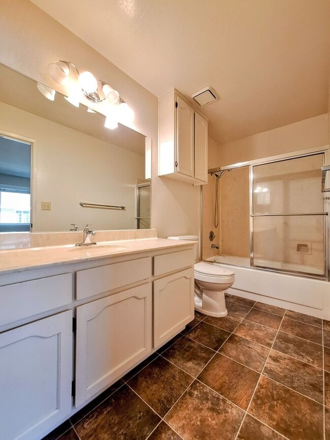 Building Photo - Beautiful Townhouse w/Laundry, Yard, Accepting Cats!