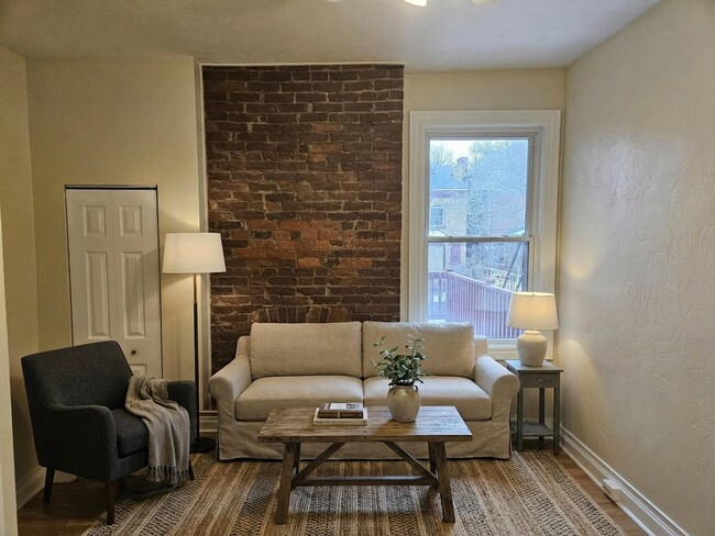 Building Photo - 246 S St Clair St