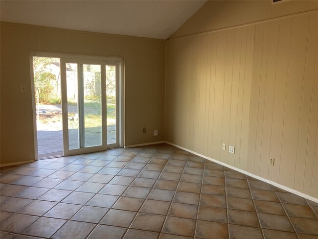 Building Photo - 9250 Rockhurst Dr
