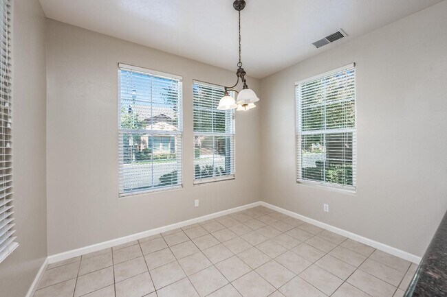 Building Photo - Beautifully Updated North Clovis 3/3