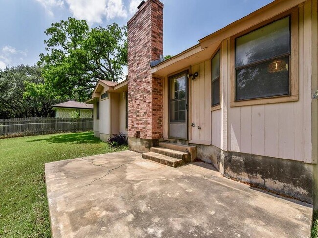 Building Photo - 506 Lakeway Dr