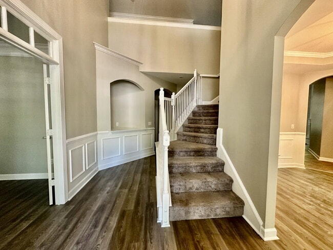 Building Photo - 4-Bedroom Home with Loft and Office for Re...