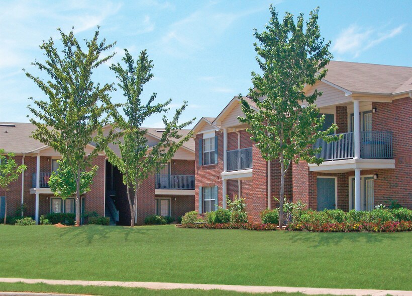 Building Photo - 140 on Royal