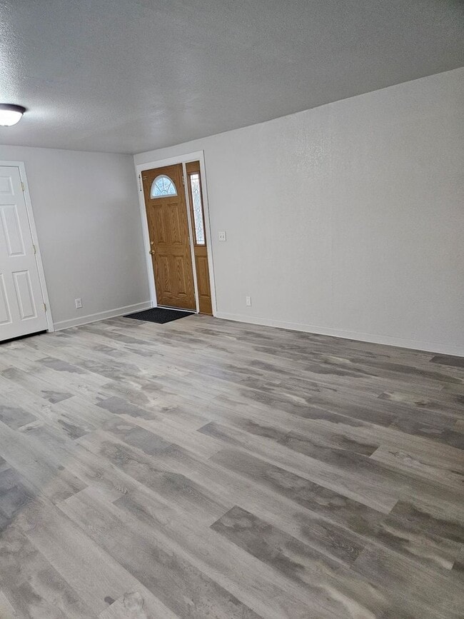 Building Photo - $1700 A MONTH - 3 BEDROOM 2 BATH HOME IN LEAVITT LAKE