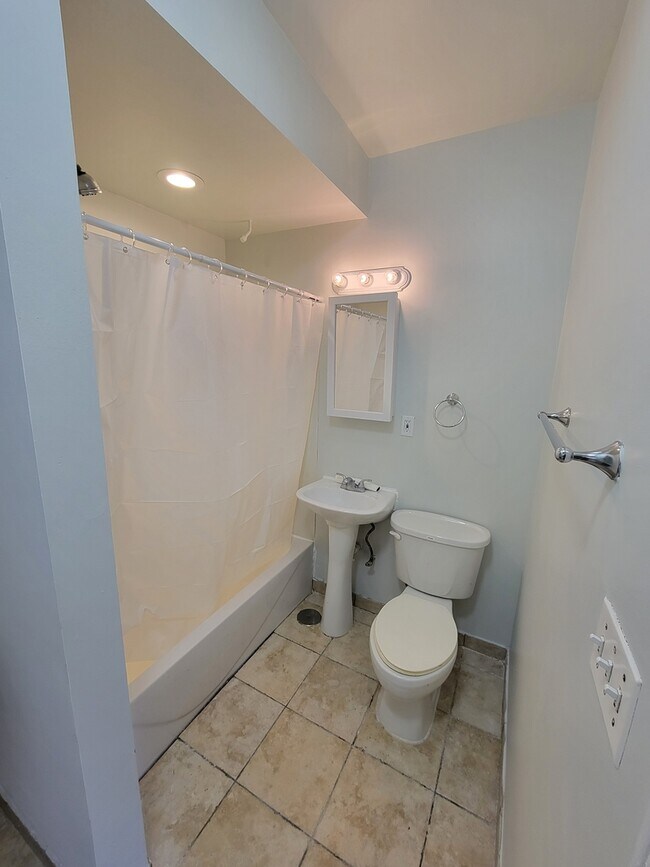 Building Photo - 1340 W 18th Pl