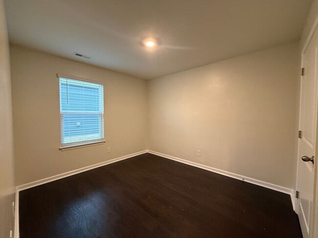 Building Photo - 4 Bedroom 2 Bathroom Home located in Greeneville, TN