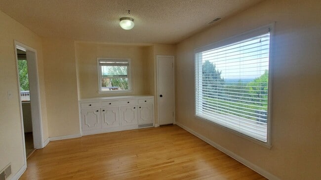 Building Photo - Spacious 2 Bd Main Level Duplex