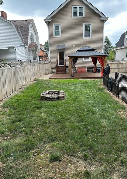 Fully fenced private backyard - 2065 Maple Ave