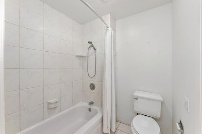 Building Photo - 709 Woodside Ln E