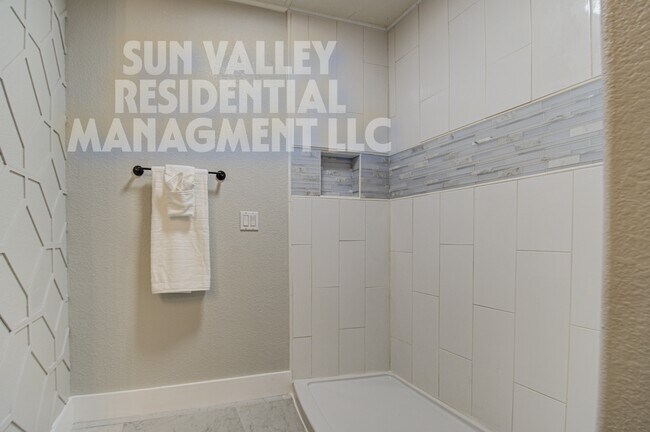 Building Photo - 17526 W Coyote Trail Dr