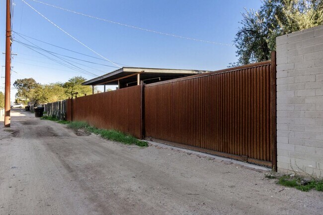 Building Photo - 941 E Edison St