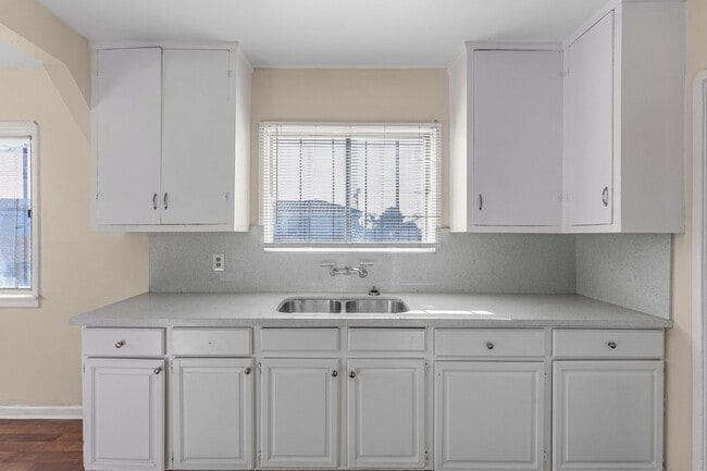 Building Photo - 10627 1/2 S Vermont Ave