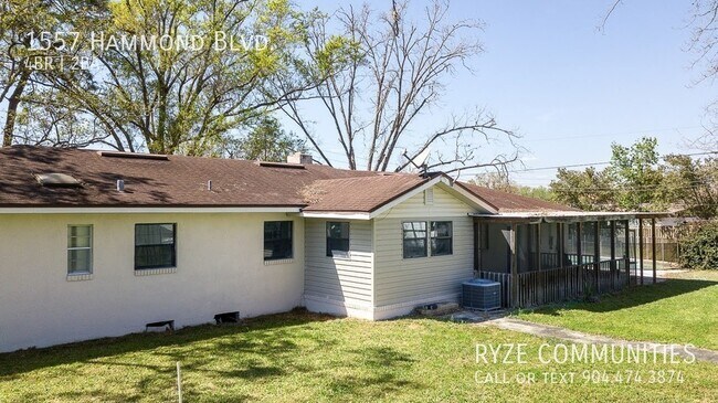 Building Photo - Beautiful Pool Home - Fenced in Yard - Sty...