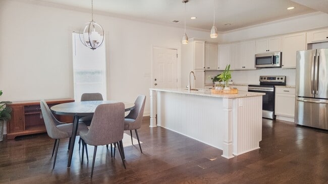 Building Photo - Spacious 4/3.5 w/ Master on Main and Fully...