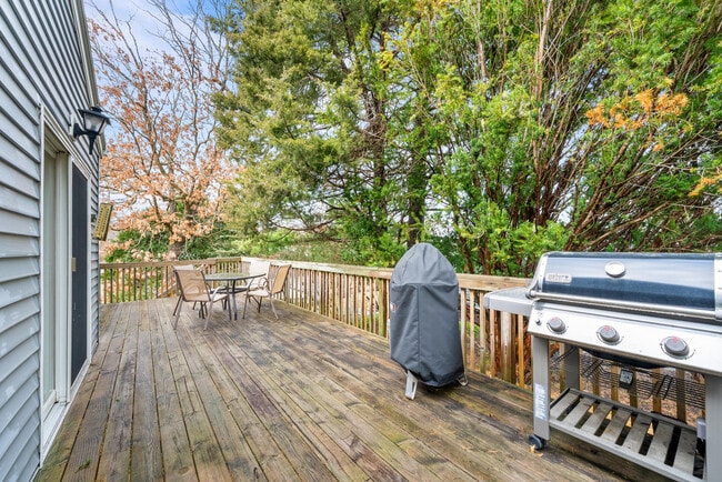 Building Photo - 438 Sylvan Dr