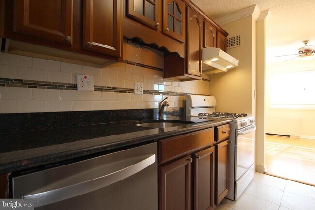 Building Photo - 1225 Martha Custis Dr