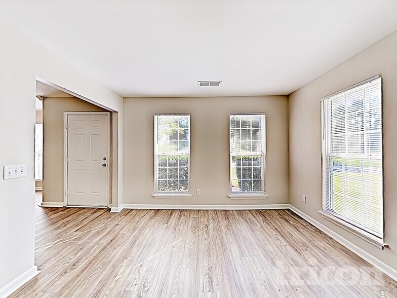 Building Photo - 1221 Brook Farm Ln