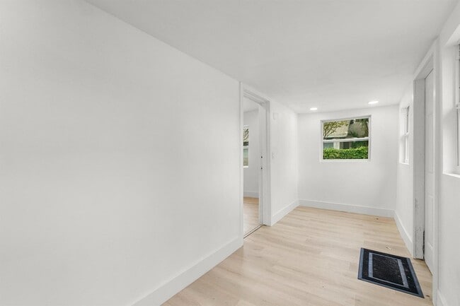 Building Photo - 114 NW 10th Ave