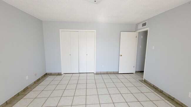Building Photo - Adorable 2 bdrm, 2 bath apartment in West ...
