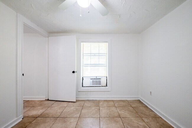Building Photo - 1094 N Lakewood Ave