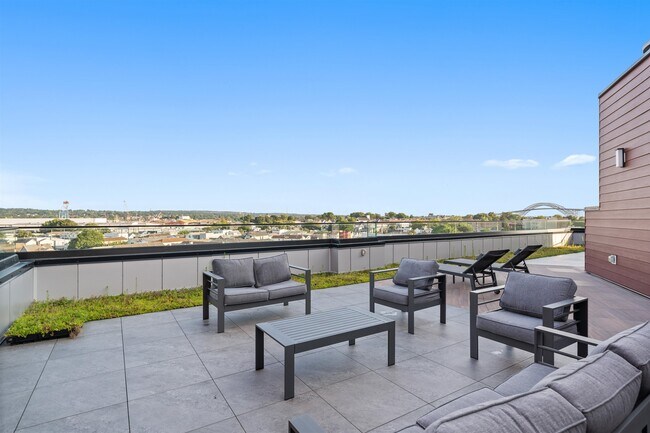 Building Photo - 17 AVENUE E