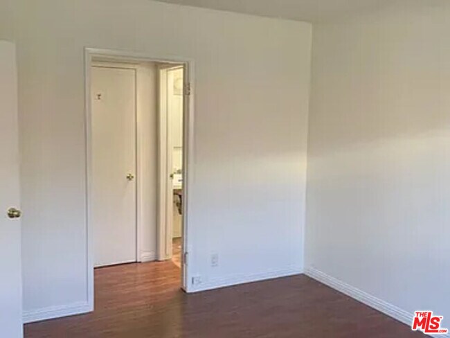 Building Photo - 832 S Gramercy Pl