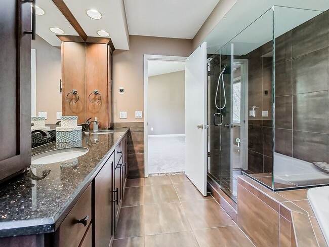 Building Photo - Welcome to this spacious single-family hom...