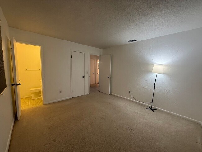 Building Photo - Charming 2 bedroom 1.5 bathroom home