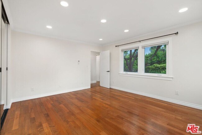 Building Photo - 828 N Crescent Heights Blvd