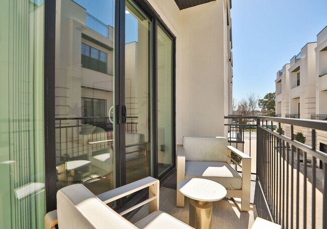 Building Photo - For Lease | 3 Bed, 3.5 Bath | 2,610 Sq Ft | Westheimer Estates |