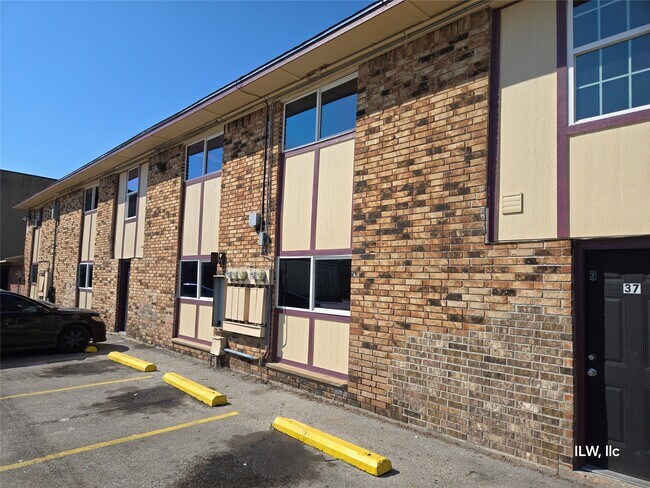 Building Photo - 830 Victoria Dr