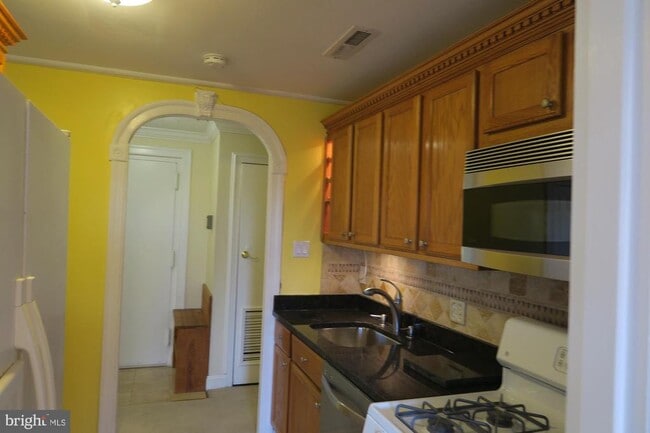 Building Photo - 3100 S Manchester St